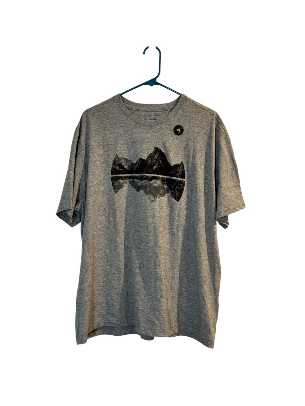 Banana Republic Men’s Graphic T-shirt With Mountain Gray Size XL